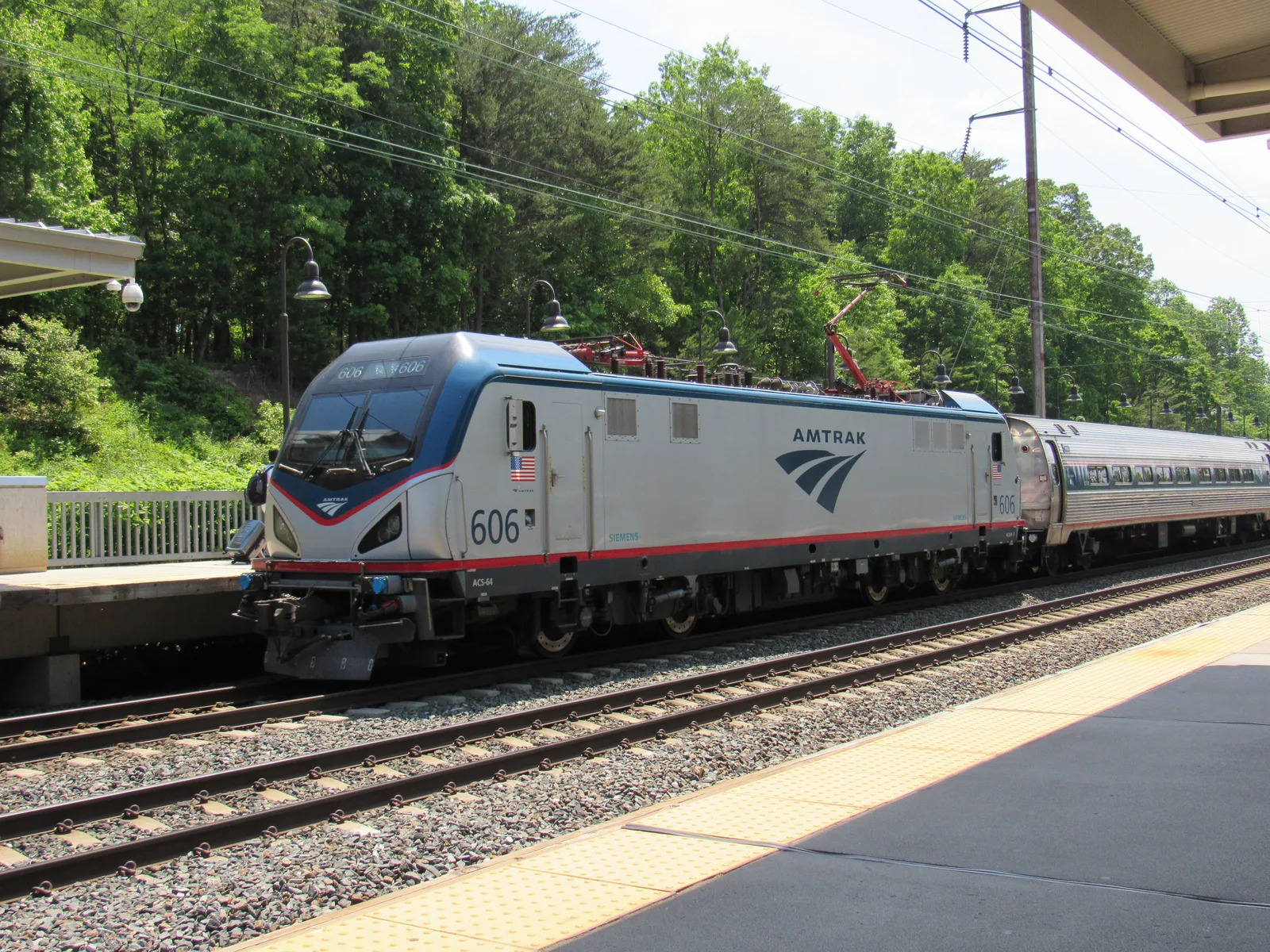 A Northeast Regional train at the BWI rail station on the line into Washington.